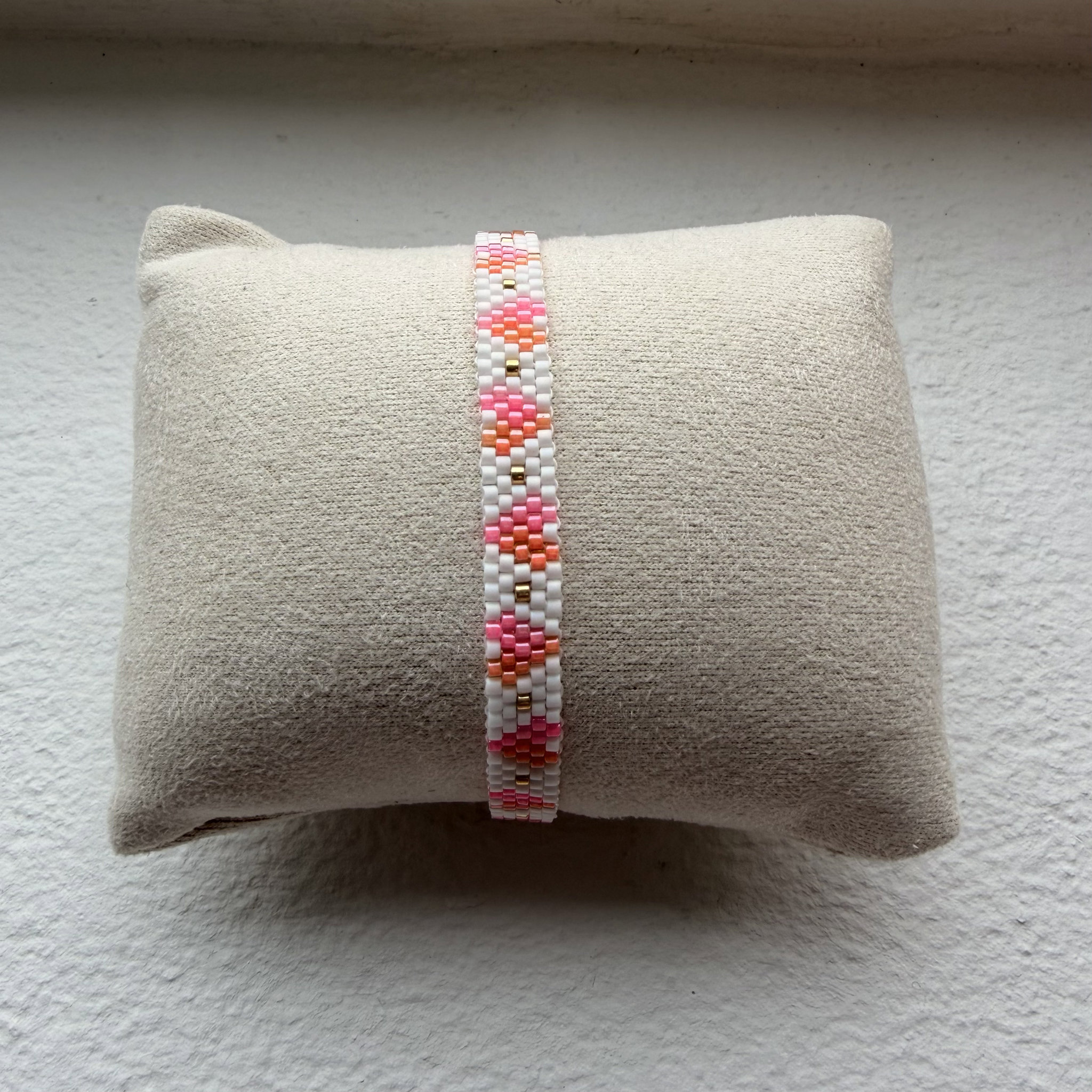 Håndsyet armbånd med hjerter