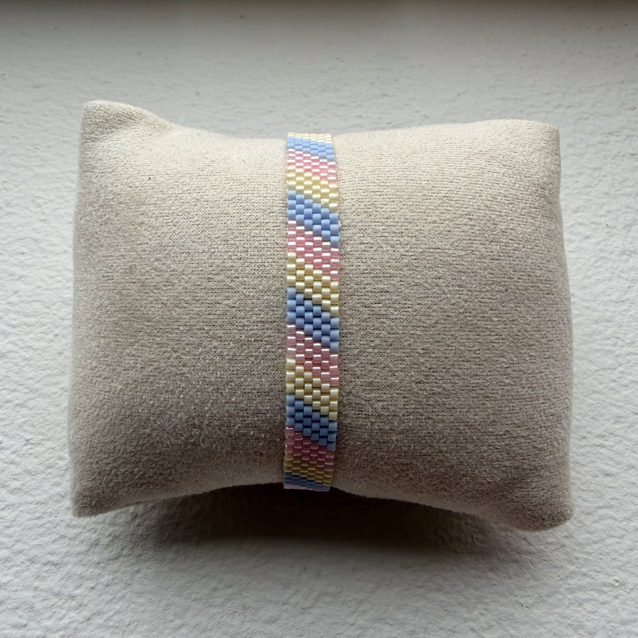 Håndsyet armbånd i pastelfarver