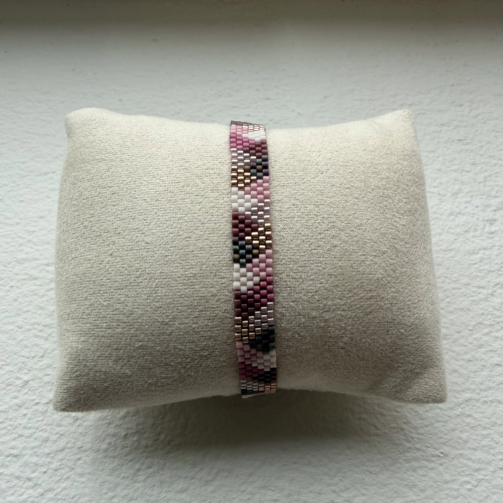 Håndsyet armbånd i lilla/rosa